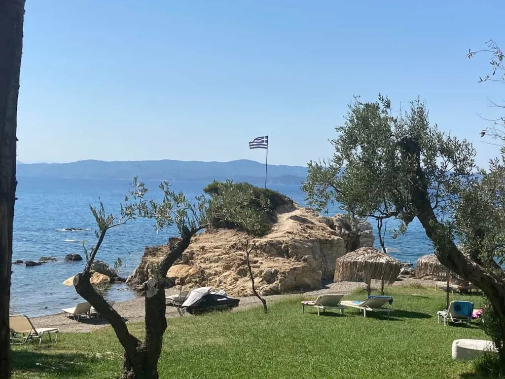 Boat Trip in Skiathos with Auto-Motopoint. Relax and enjoy the clear blue water in Skiathos’s most exotic beaches from the boat, or take a quick dip in the sea. From secluded beaches and remote islands to historic lighthouses and hidden coves, each beach promises an adventure filled with stunning landscape views.